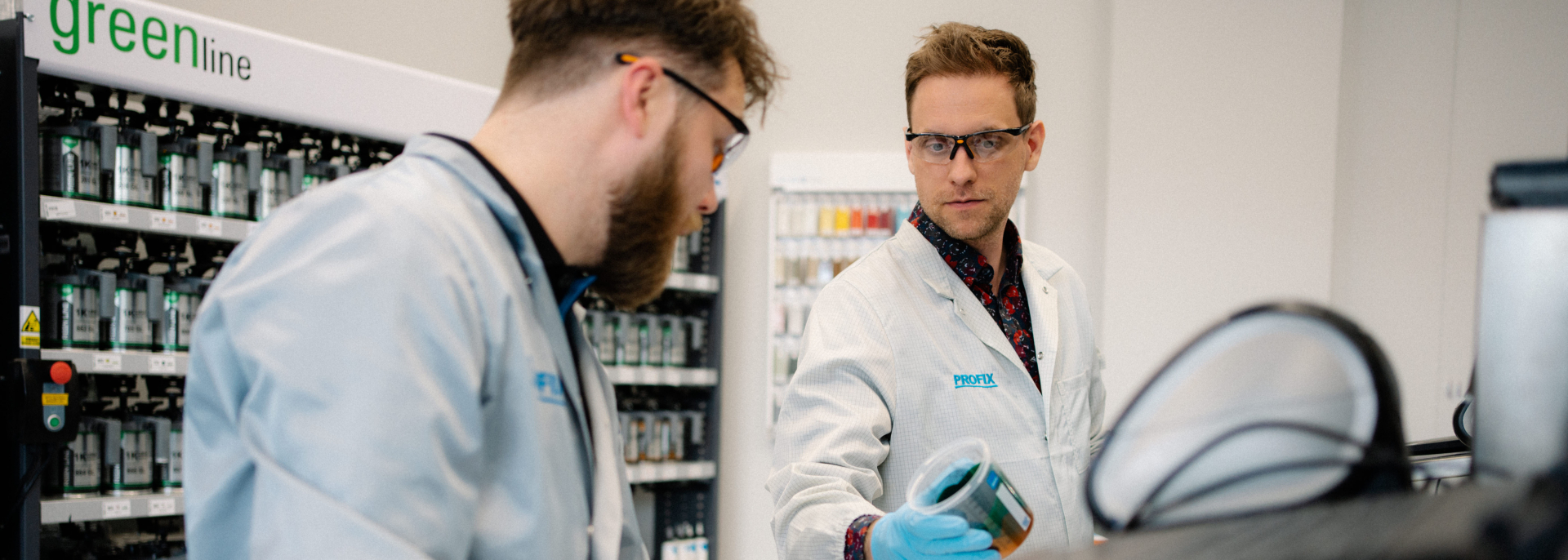 Kolorysta pokazuje kubek lakierniczy z pigmentem Profix