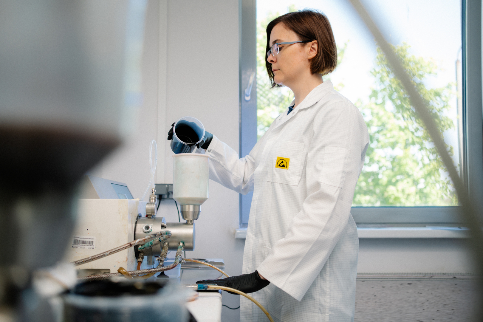 pracownica laboratorium nalewa farbę profix