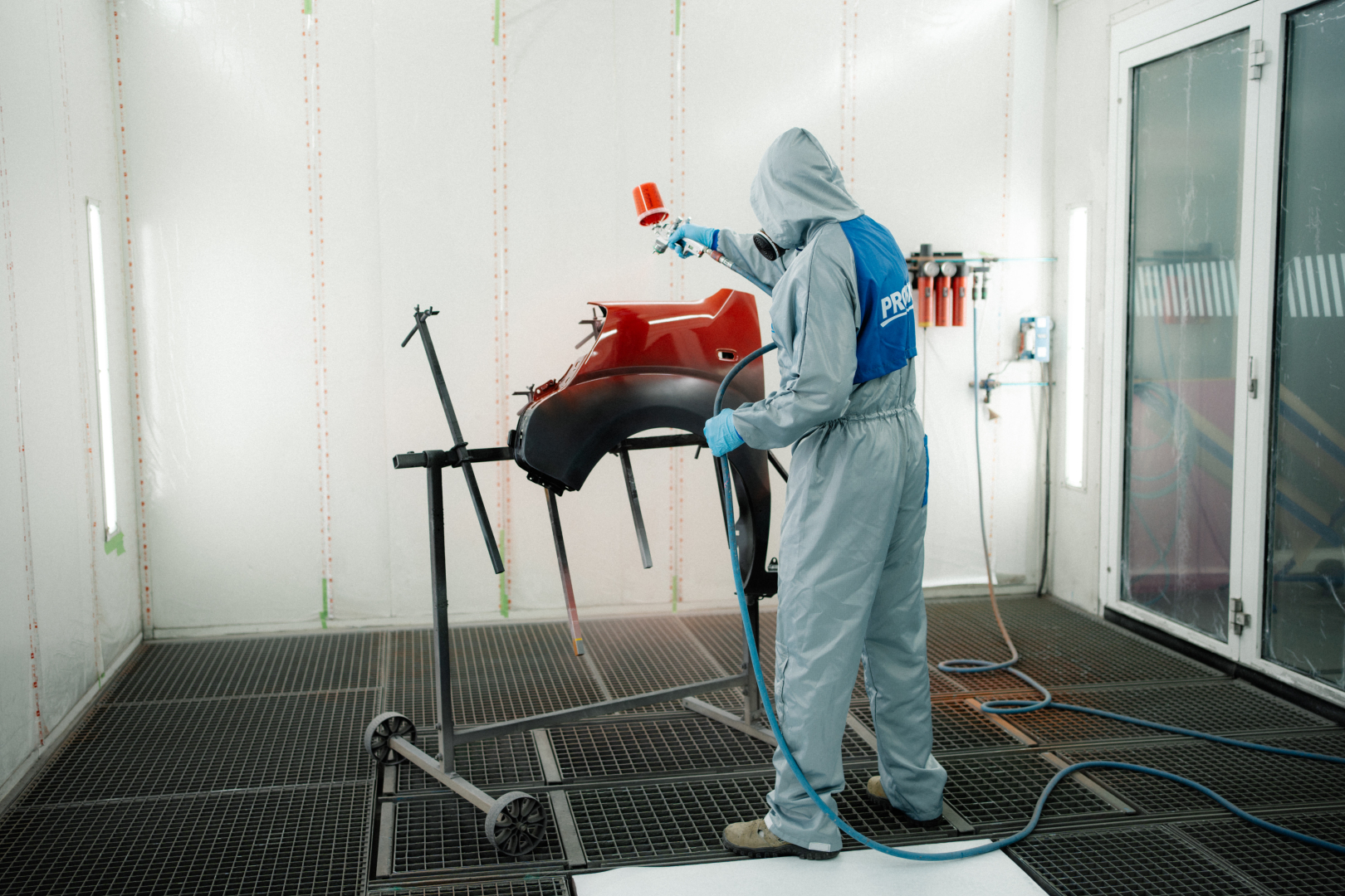 technik profix lakieruje czerwonym lakierem element auta 