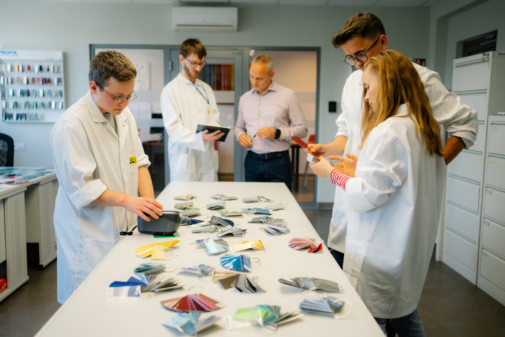 koloryści oglądają wzorniki z kolorami profix