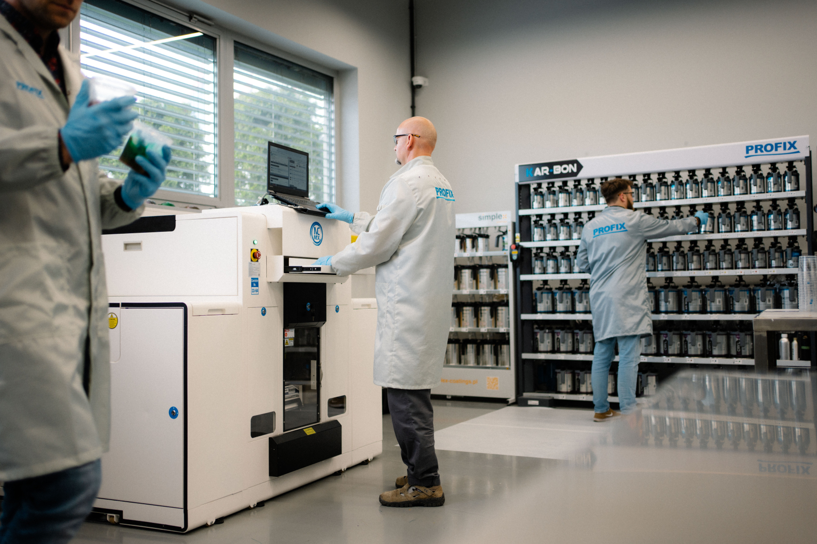 pracownik centrum szkoleniowego przy maszynie MC Mix Profix