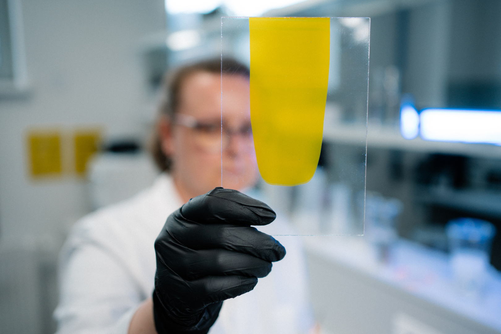 Próbka farby oglądana w laboratorium multichem