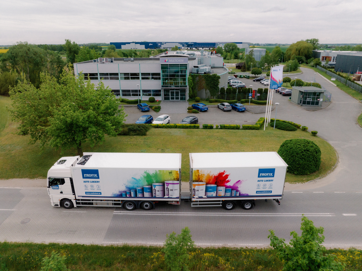 ciężarówka profix przed siedzibą w Tarnowie Podgórnym