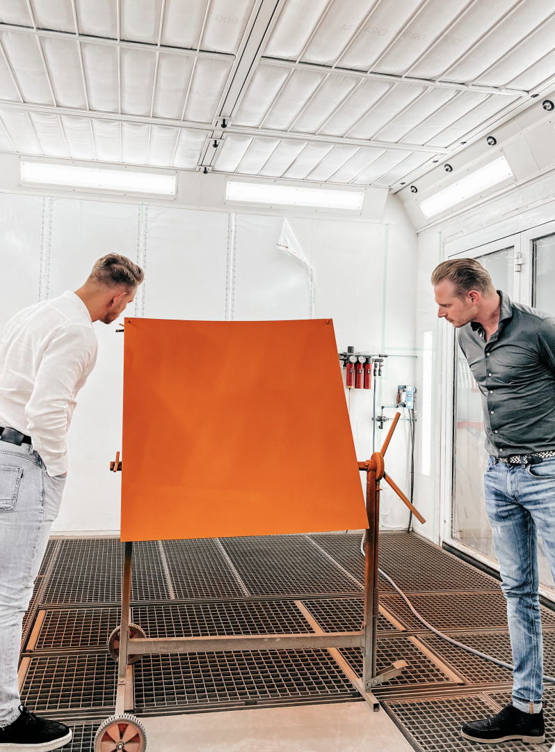 klienci oglądają wymalowany element na szkoleniu Simplex Lipiec 2023