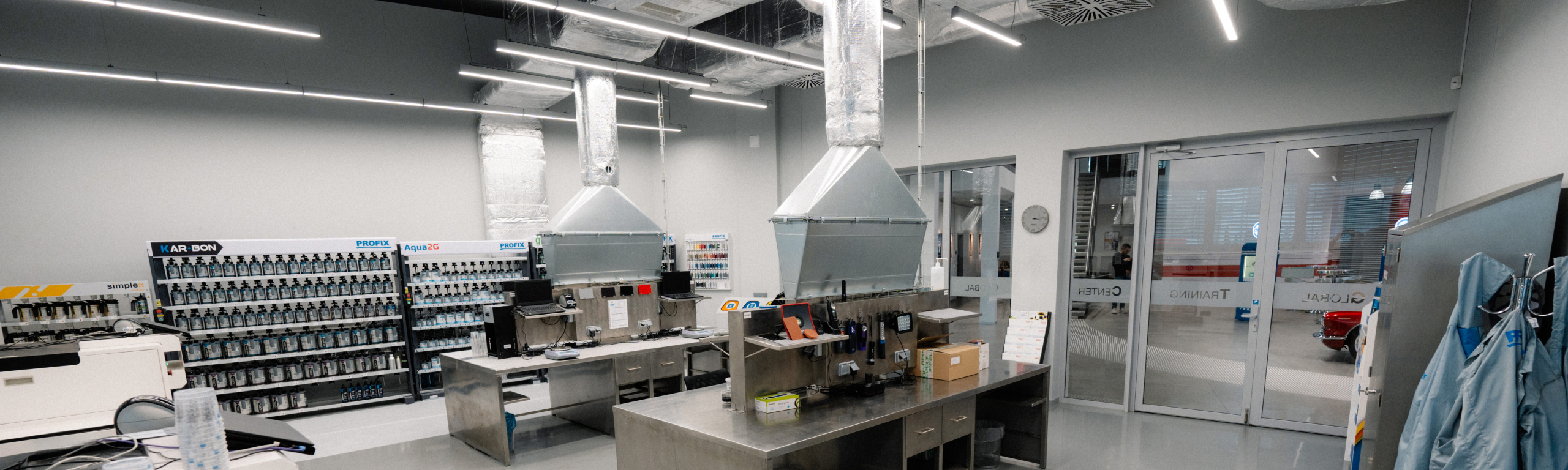 stoiska w globalnym centrum szkoleniowym oraz mieszalniki profix