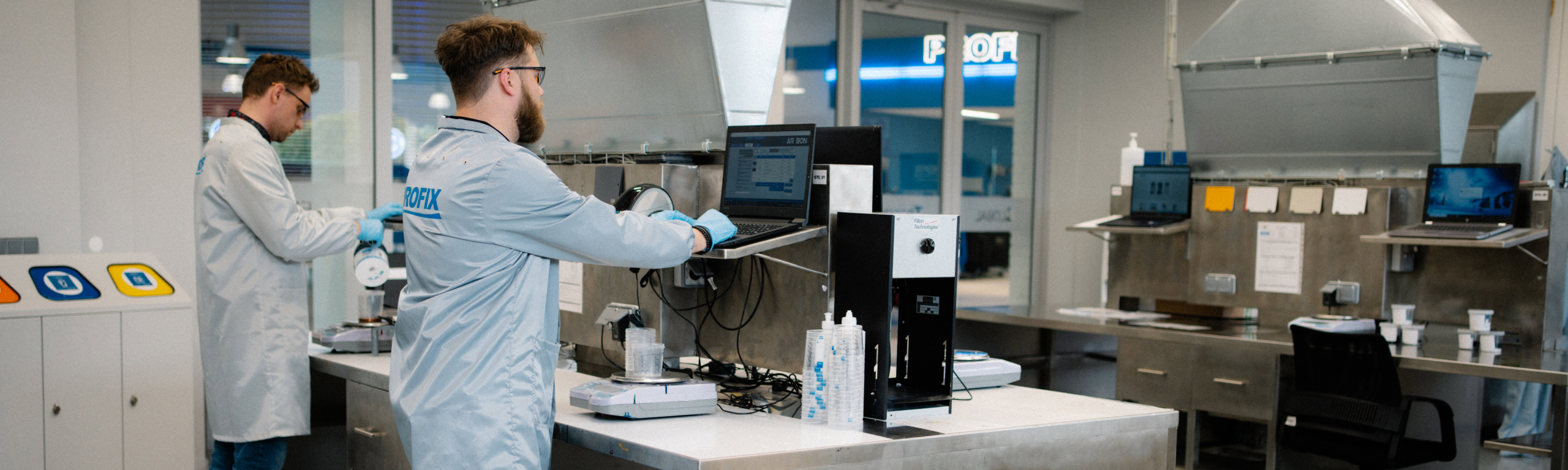 pracownicy Profix szukają receptury w systemie cloud