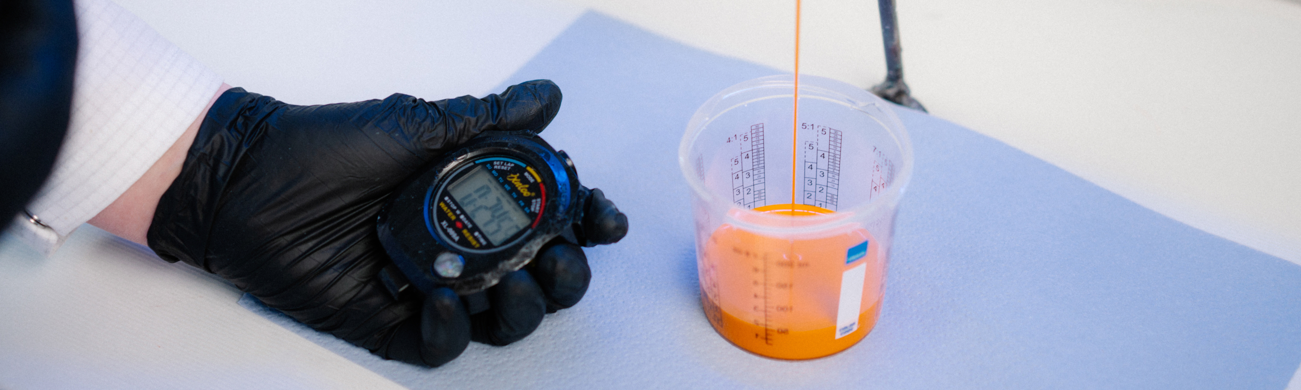 nalewanie farby profix podczas pomiaru stoperem