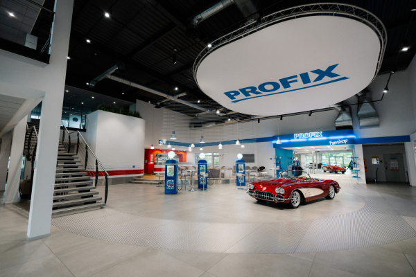 hol siedziby Multichem w Tarnowie Podgórnym z Corvette C1 na środku