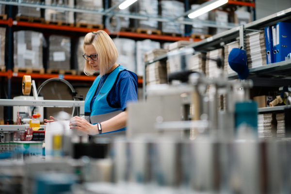 pracownica profix pakuje puszki z lakierem 